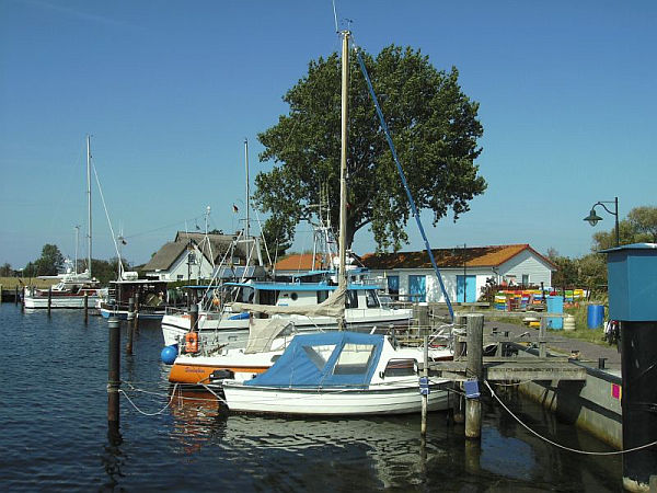 Hafen von Neuendorf auf Hiddensee